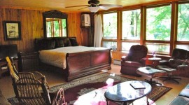 Kingsized bed in Fireplace Room